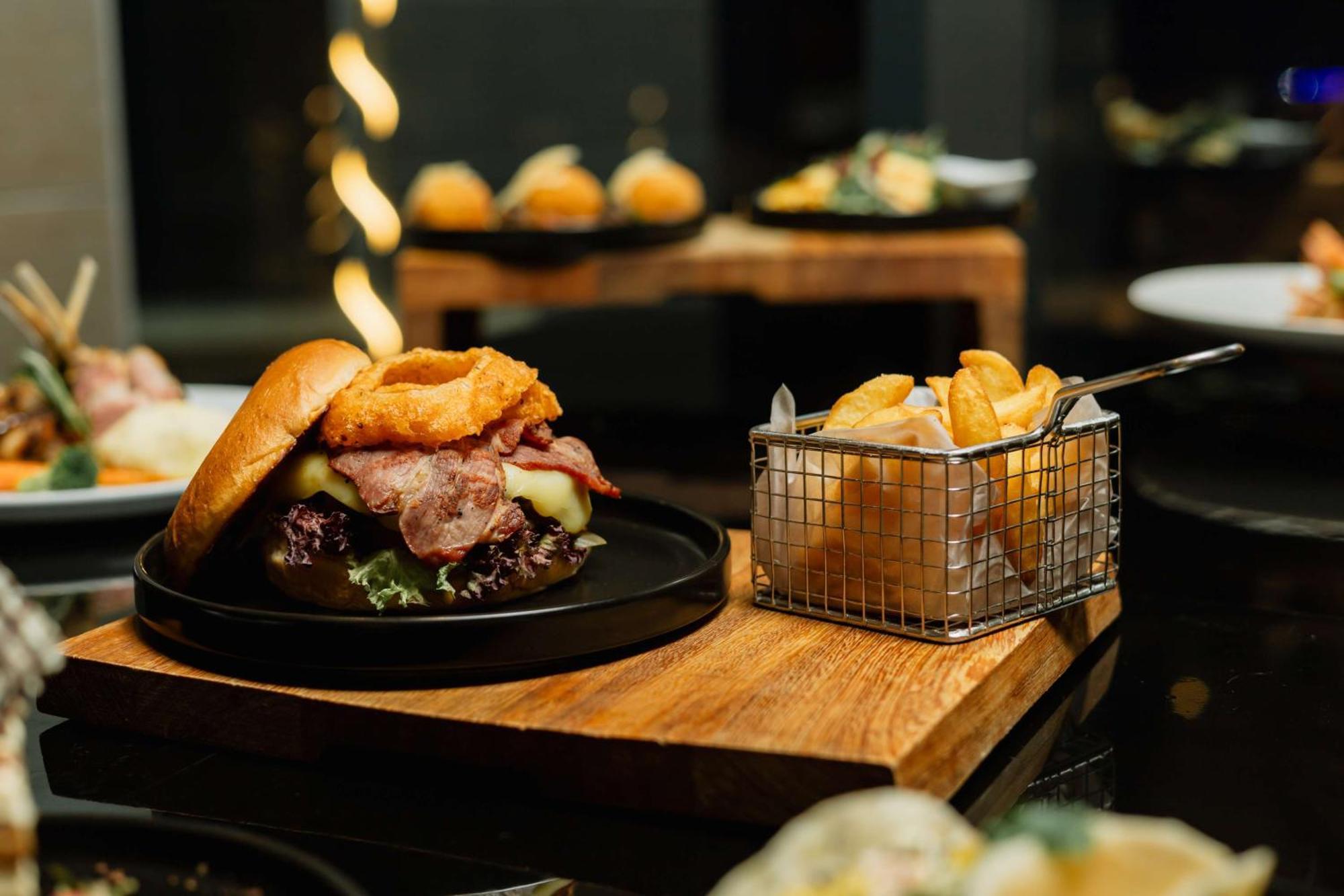 Radisson Blu Hotel, Port Elizabeth Zewnętrze zdjęcie A burger with a side of fries
