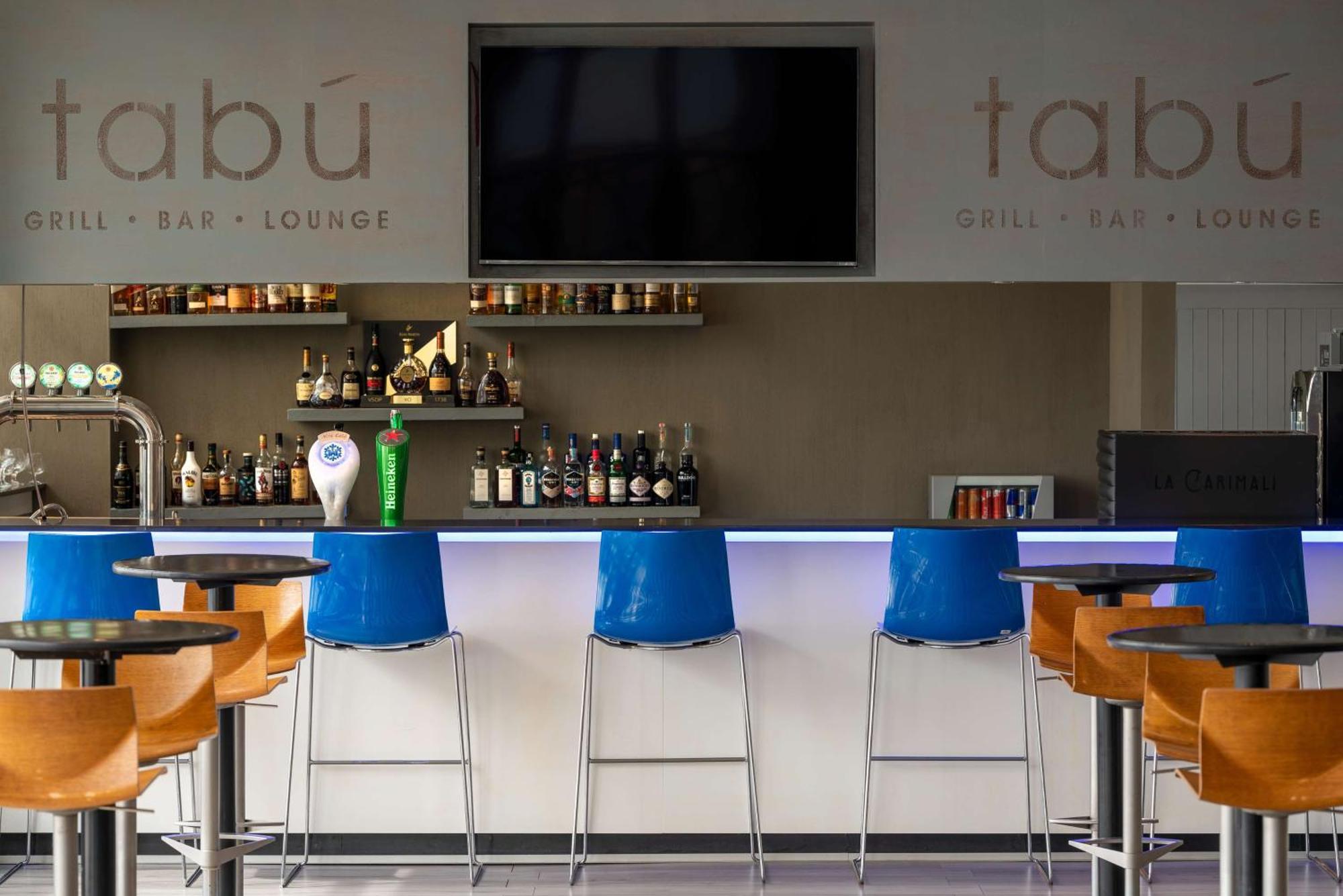 Radisson Blu Hotel, Port Elizabeth Zewnętrze zdjęcie Tabú lounge at Faro Airport